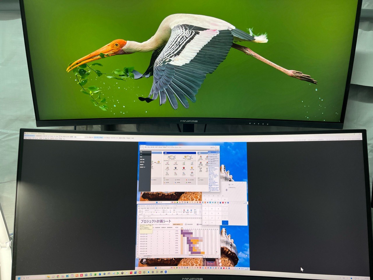 同じ接続先を1つのウィンドウにまとめて表示したところ。相手の2画面ぶんが下のモニタの中央に小さく収まり、左右と上のモニタは空いている。